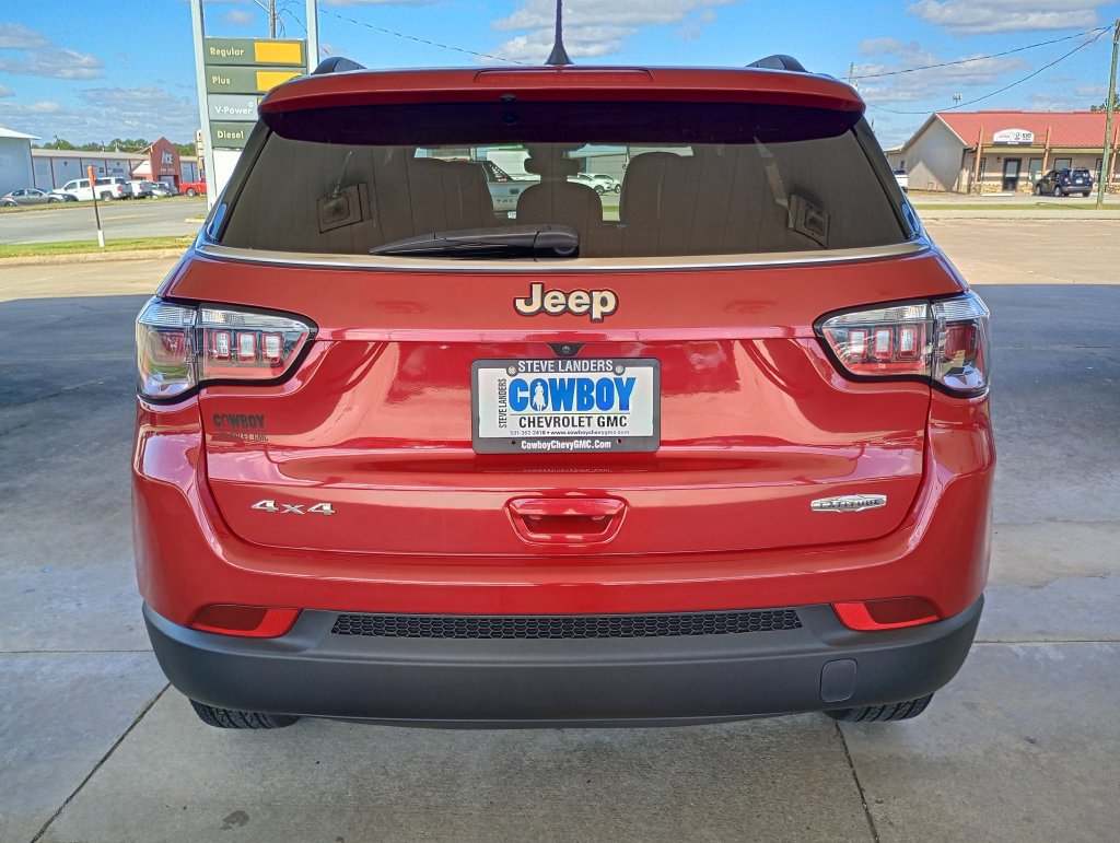 Used 2025 Jeep Compass Latitude w/ Sun & Sound Group AWD/4WD image 4
