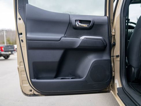 Used 2020 Toyota Tacoma TRD Off-Road w/ Technology Package image 18