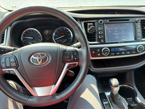Used 2014 Toyota Highlander Limited Platinum AWD/4WD image 3