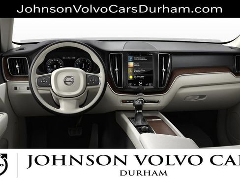 Used 2021 Volvo XC60 T5 Momentum w/ Premium Package image 5