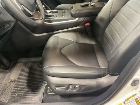 Used 2025 Toyota Highlander XLE image 10