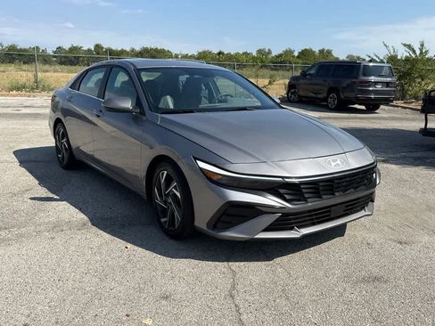 Used 2025 Hyundai Elantra SEL FWD image 7