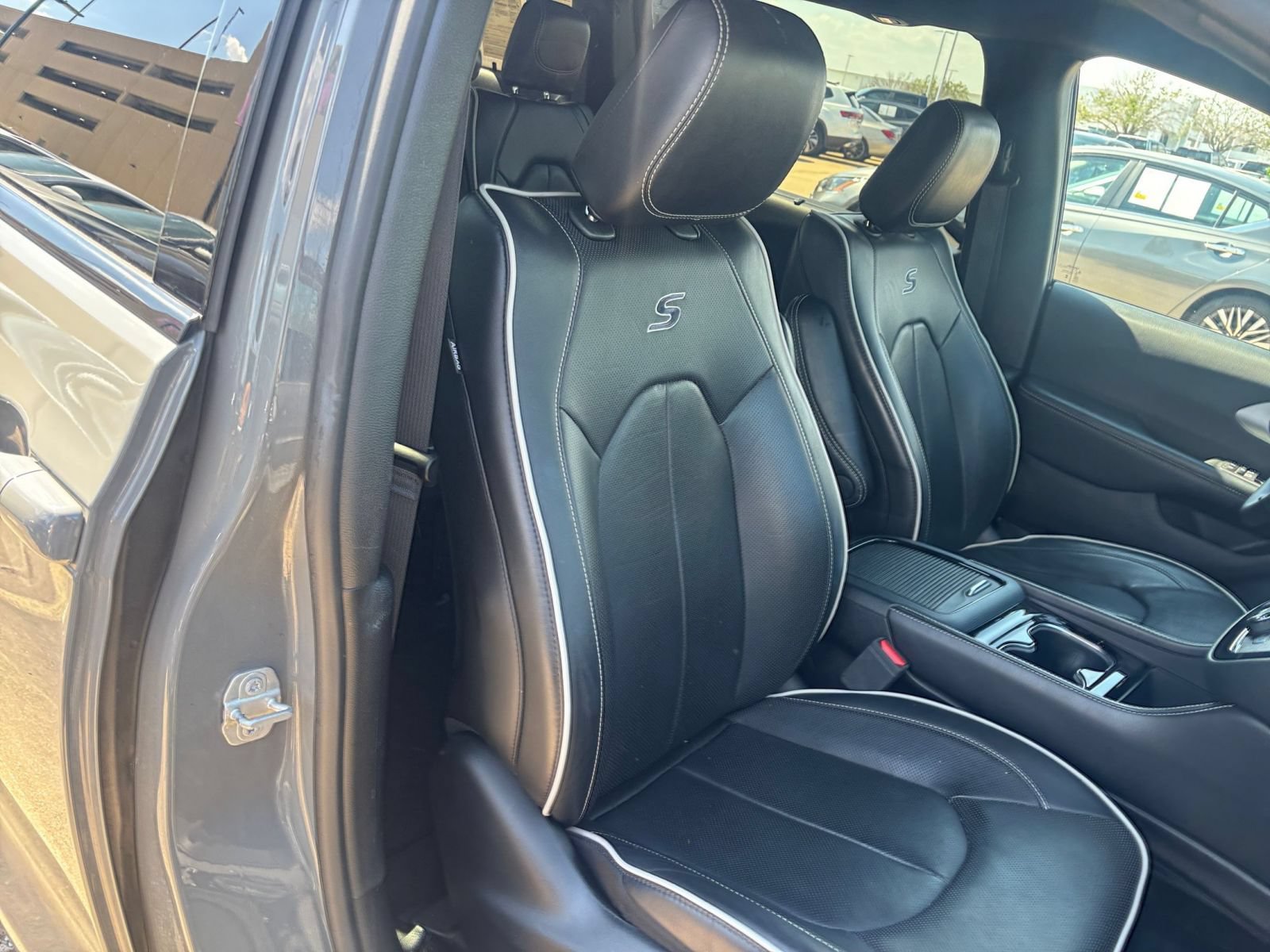 Used 2025 Chrysler Pacifica Limited FWD image 40