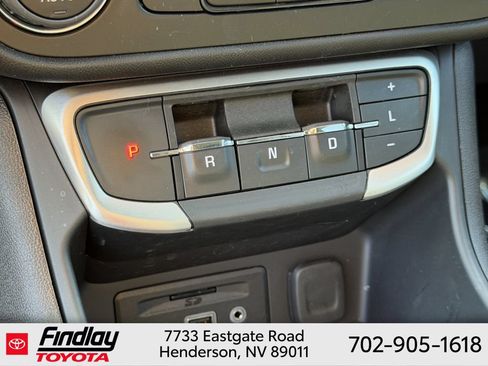 Used 2024 GMC Terrain SLE w/ Driver Convenience Package FWD image 9