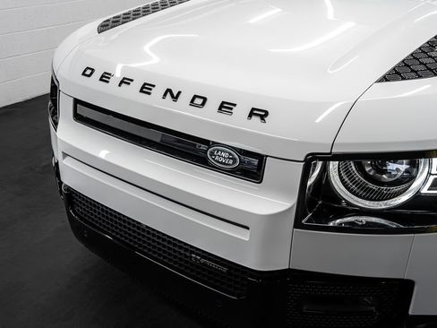 Used 2023 Land Rover Defender 130 X-Dynamic SE image 10