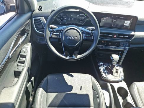 Certified 2025 Kia Seltos EX AWD/4WD image 12