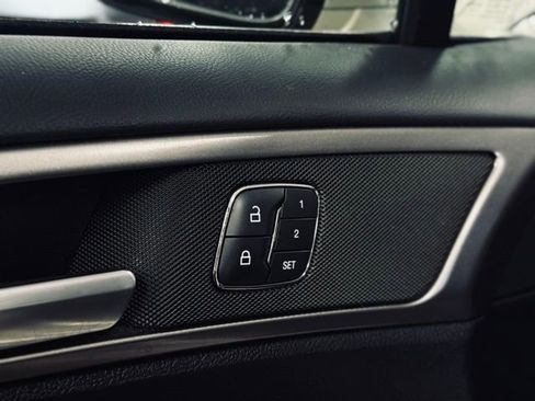 Used 2017 Ford Fusion SE w/ Fusion SE Technology Package image 12