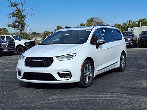 New 2026 Chrysler Pacifica Pinnacle image 2
