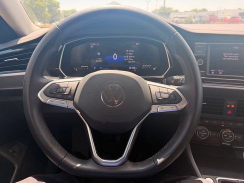 Used 2024 Volkswagen Jetta SE FWD image 10
