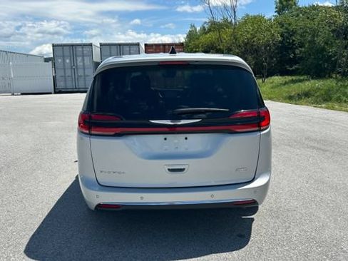 Used 2024 Chrysler Pacifica Touring-L FWD image 4