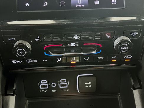 Used 2025 Jeep Grand Cherokee Altitude image 24