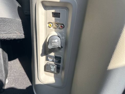 Used 2015 Dodge Grand Caravan SXT FWD image 9