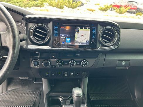 Used 2018 Toyota Tacoma TRD Off-Road w/ Technology Package image 16