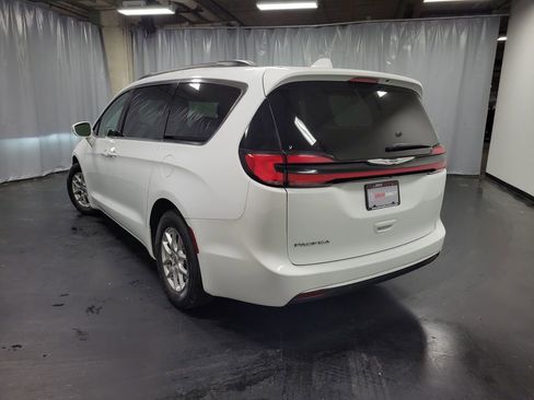 Used 2022 Chrysler Pacifica Touring-L image 6