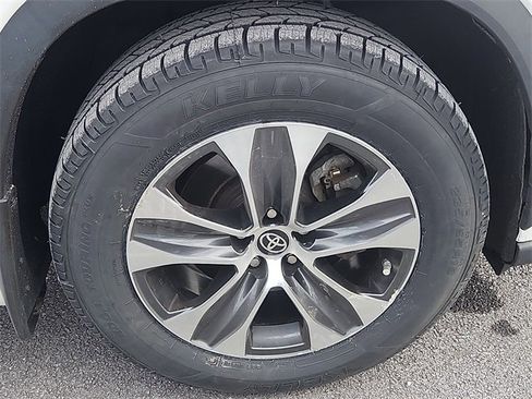 Used 2023 Toyota Highlander XLE image 10