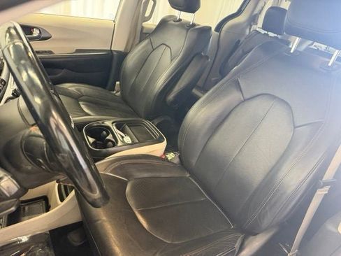 Used 2020 Chrysler Pacifica Touring-L FWD image 5