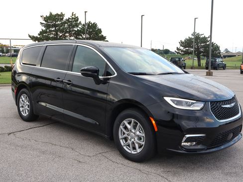 New 2026 Chrysler Pacifica Select image 4