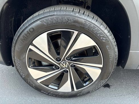 Used 2025 Volkswagen Taos SE AWD/4WD image 9