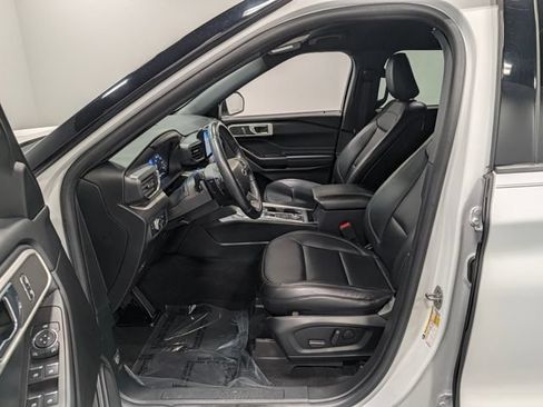 Used 2020 Ford Explorer XLT w/ Equipment Group 202A AWD/4WD image 10