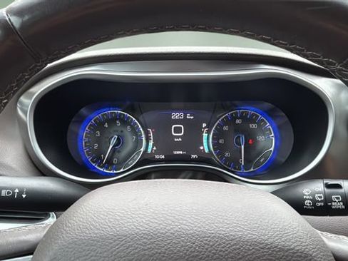 Used 2017 Chrysler Pacifica Touring-L Plus w/ Tire & Wheel Group FWD image 15