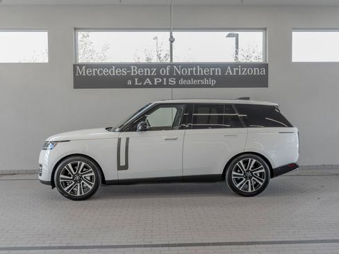 Used 2023 Land Rover Range Rover SE AWD/4WD image 2