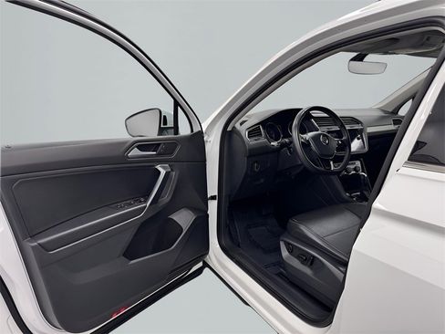Used 2021 Volkswagen Tiguan SE w/ Panoramic Sunroof Package image 9