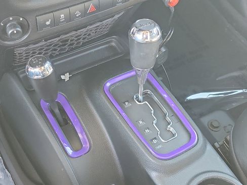 Used 2017 Jeep Wrangler Unlimited Sahara w/ Connectivity Group image 32