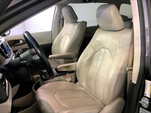 Used 2017 Chrysler Pacifica Touring-L Plus FWD image 22