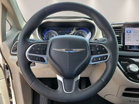 Used 2023 Chrysler Pacifica Touring-L FWD image 20