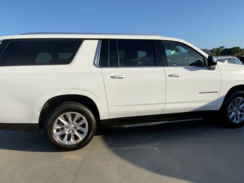 Used 2024 Chevrolet Suburban Premier image 9