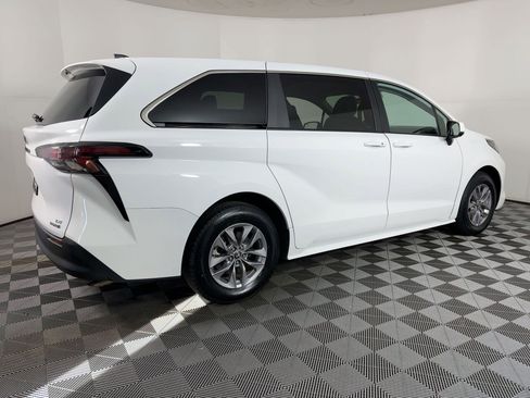 Used 2024 Toyota Sienna LE image 6