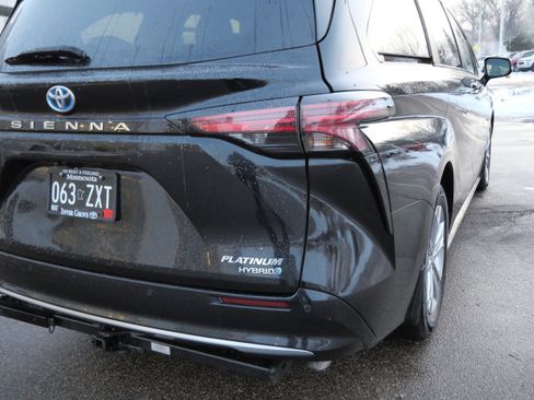 Certified 2023 Toyota Sienna Platinum image 18