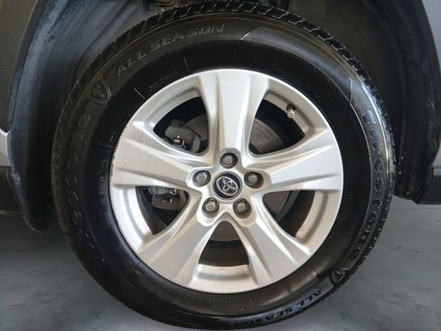 Used 2020 Toyota RAV4 XLE w/ Convenience Package FWD image 14