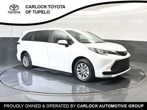 Used 2026 Toyota Sienna LE FWD image 5