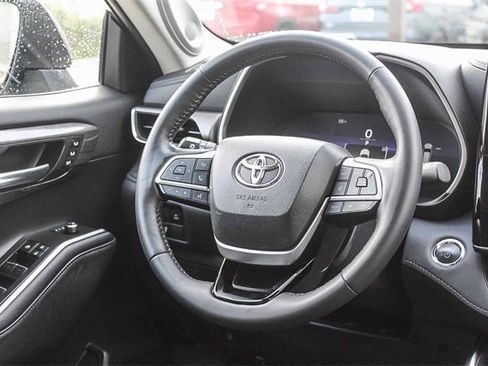 Used 2023 Toyota Highlander Limited image 23