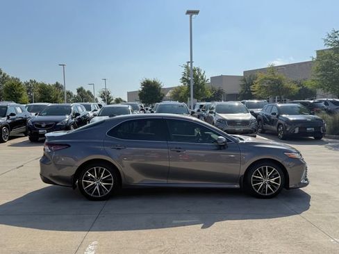 Used 2021 Toyota Camry XLE FWD image 5