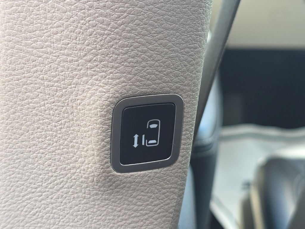 Used 2024 Chrysler Pacifica Touring-L FWD image 19