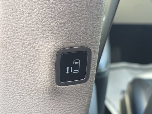 Used 2024 Chrysler Pacifica Touring-L FWD image 19
