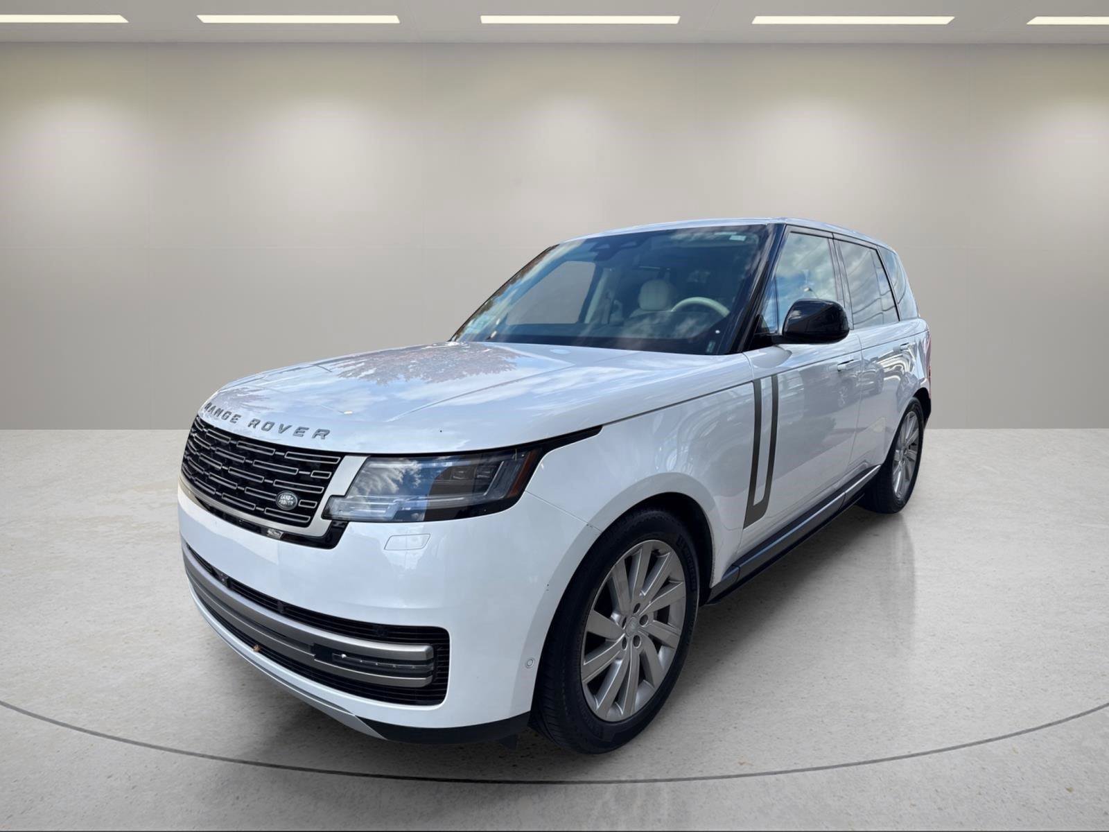 Used 2024 Land Rover Range Rover SE AWD/4WD image 2