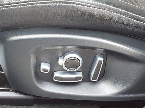 Used 2019 Jaguar F-PACE S image 9