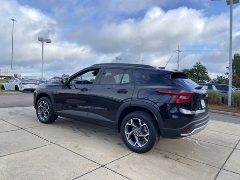 Used 2025 Chevrolet Trax LT w/ LT Convenience Package FWD image 8