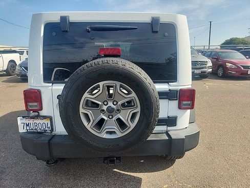 Used 2015 Jeep Wrangler Unlimited Rubicon w/ Connectivity Group AWD/4WD image 12