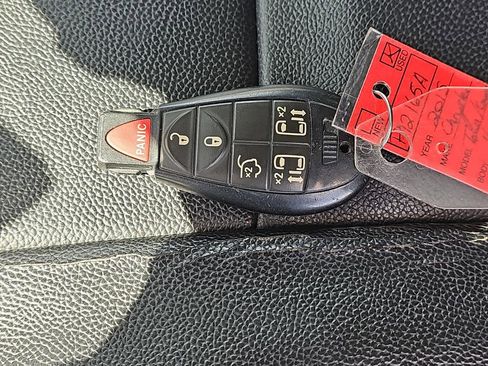 Used 2015 Chrysler Town & Country Touring FWD image 41