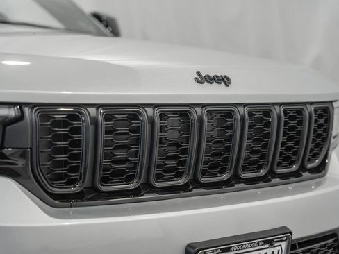 New 2025 Jeep Grand Cherokee Altitude image 11