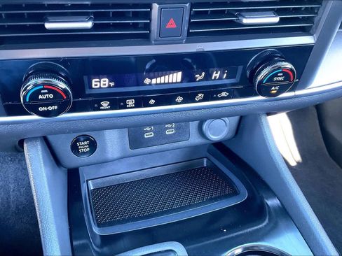 Used 2025 Nissan Rogue SV image 30