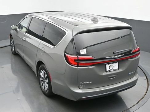 Used 2022 Chrysler Pacifica Touring-L image 41