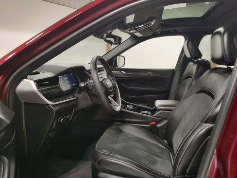 Used 2023 Jeep Grand Cherokee Altitude image 9