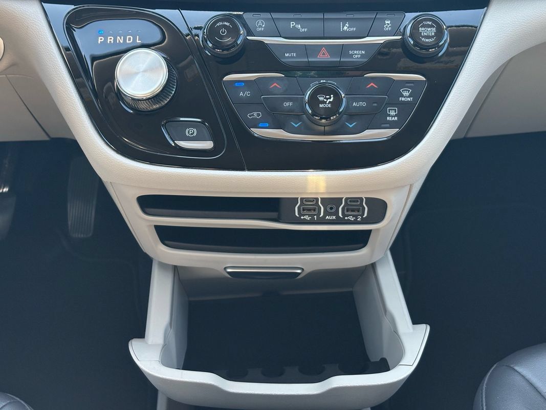 Used 2024 Chrysler Pacifica Touring-L FWD image 16