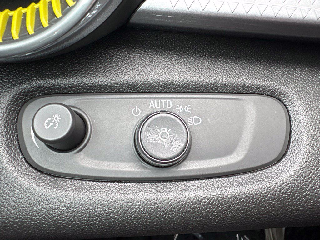Used 2025 Chevrolet Trax LT FWD image 19
