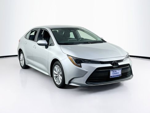 Used 2023 Toyota Corolla LE w/ LE Convenience Package FWD image 3
